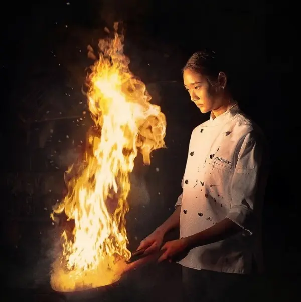 Aoy (Chutimon Chuengcharoensukying), inconforme con su realidad, acepta una invitación de trabajo en el restaurante del famoso chef Paul (Nopachai Chaiyanam), e inicia su camino en la alta cocina, lejos de las expectativas de vida que le cargan sus parientes. Foto: Netflix. 