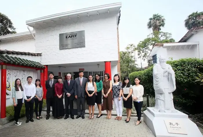 En 2016, el embajador Li Nianping visitó el Instituto Confucio de Medellín. Fuente: https://fundacionclec.org/ 