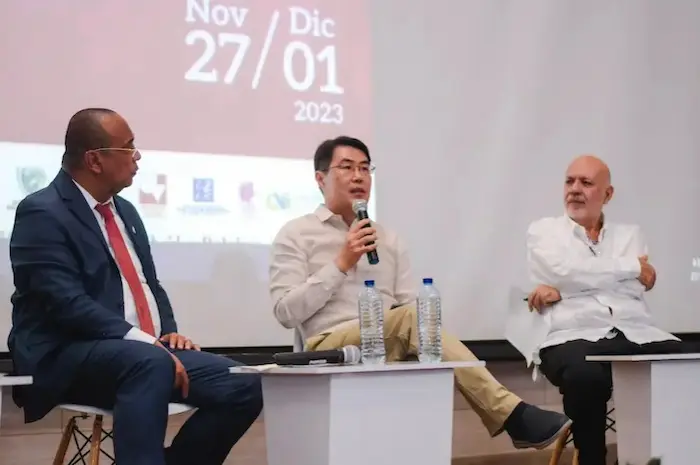 El embajador Zhu Jingyang acompañado del rector Guillermo Murillo (izq.) y el decano Darío Henao (der.), durante la inauguración de la Semana Cultural China de Cali 2023. Foto: Mauricio Villegas. 
