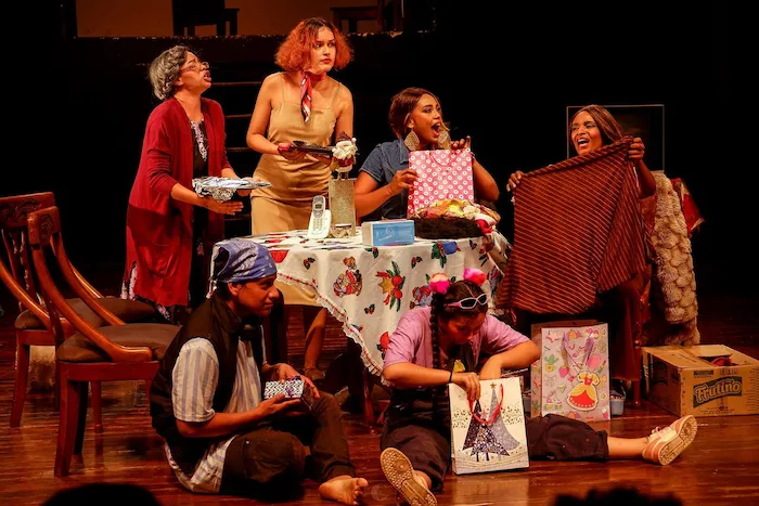 Escena de La Quinta Dayana. Atrás, de izquierda a derecha: Maíta (Gabriela García), Katy (Laura Ospina), Dayana (Chiara Patiño), La Gorda (Manuela Zapata); en frente: Joven (Luis Miguel) y Niña (Íngrid Ruano). Foto: @srcalderoni, @calderoniart. 