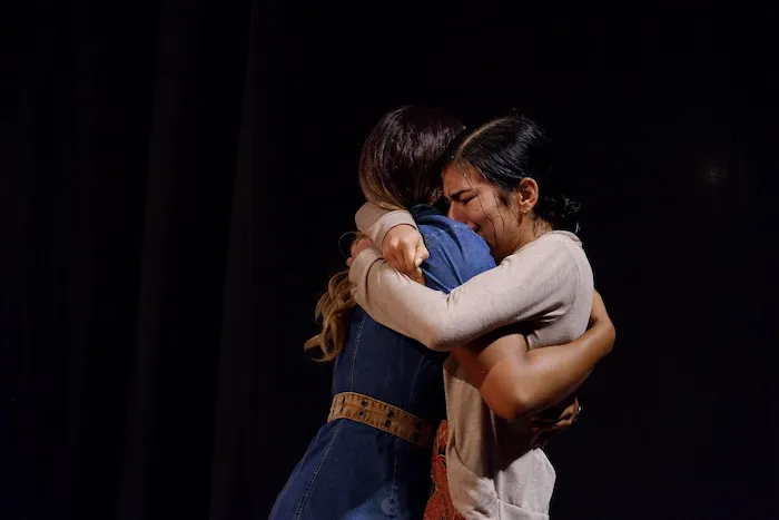 Dayana (Chiara Patiño) y Mercedes (Valentina Sarmiento). Foto: @srcalderoni, @calderoniart. 