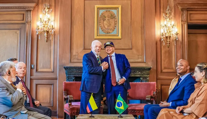 Luis Inácio Lula da Silva, presidente de Brasil, junto a Gustavo Petro, presidente de Colombia, en la Casa de Nariño. Foto: Ricardo Stuckert/PR. Tomada de cartacapital.com.br. 