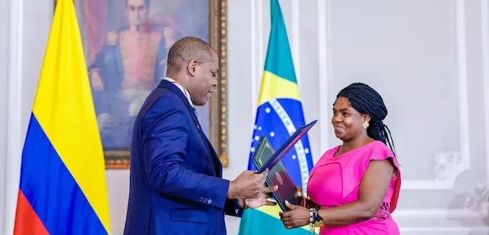 Silvio Almeida, ministro brasileño de Derechos Humanos y Ciudadanía, y Francia Márquez, vicepresidenta de Colombia y ministra de la Igualdad y Equidad. Foto: Ricardo Stuckert/PR. Tomada de brasil247.com 