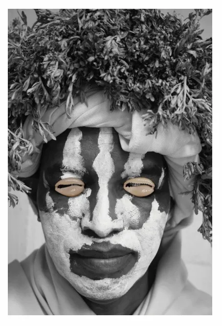 Javier Mojica Madera. Ofrenda a Obatalá, 2021, 200 x 133 cm. Fotografía Digital. Foto: Tomada del catálogo de la exposición. 