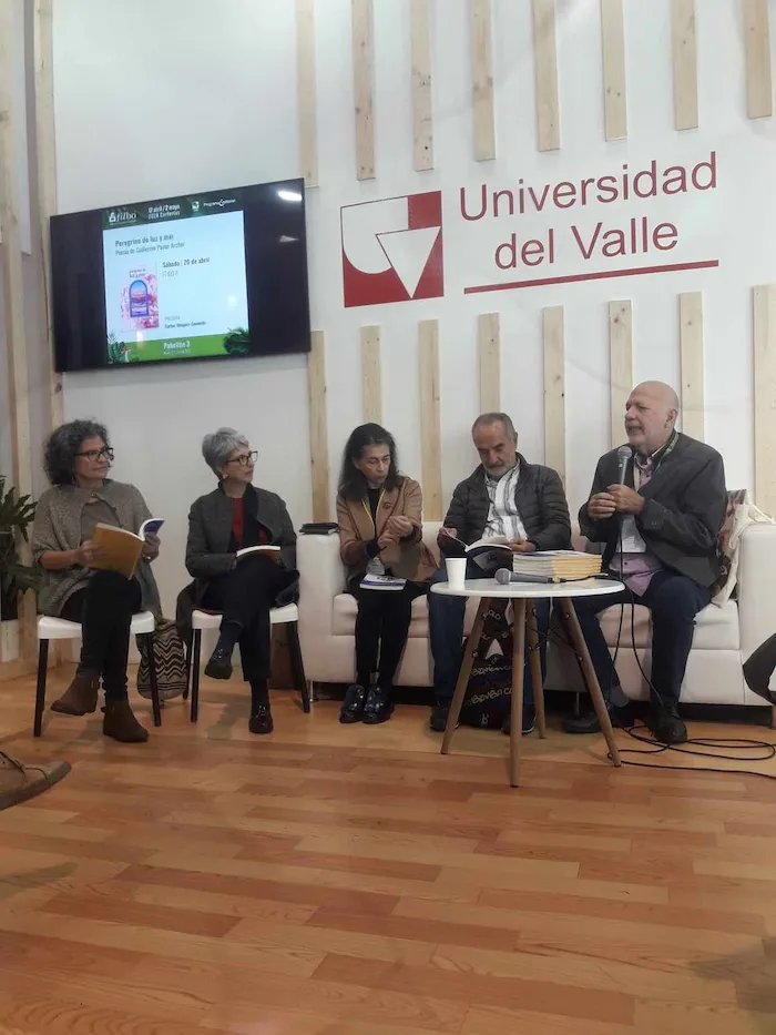 De izquierda a derecha: Carmen Elisa Acosta, directora del Instituto Caro y Cuervo; Carolina Alzate, profesora de la Universidad de los Andes; Carmen Millán de Benavides, exdirectora del Instituto Caro y Cuervo; César Valencia Solanilla, investigador de la Universidad Tecnológica de Pereira, y Darío Henao Restrepo, decano de la Facultad de Humanidades de la Universidad del Valle. Foto: La Palabra.
