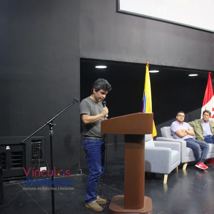John Narváez, profesor de Literatura, en el Simposio Cruzando Fronteras: a cien años de La Vorágine. Foto: Escuela de Estudios Literarios, Universidad del Valle. 