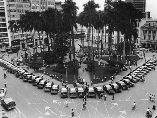 Plaza de Caicedo, Cali, 1969. Foto: pinterest.com 