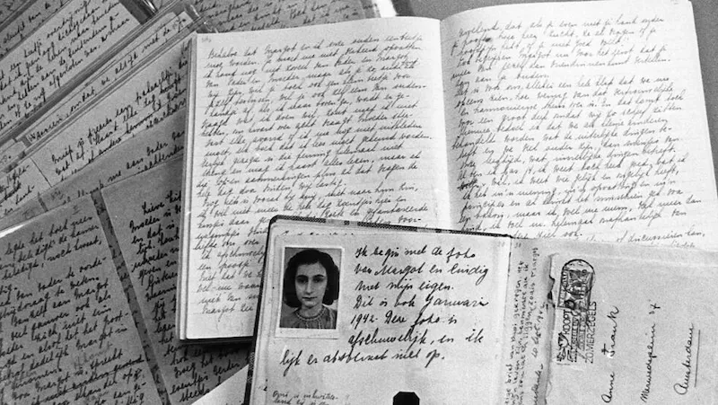 Foto de pasaporte de Anne Frank pegada a una de las páginas de su diario. Foto: AFP. 