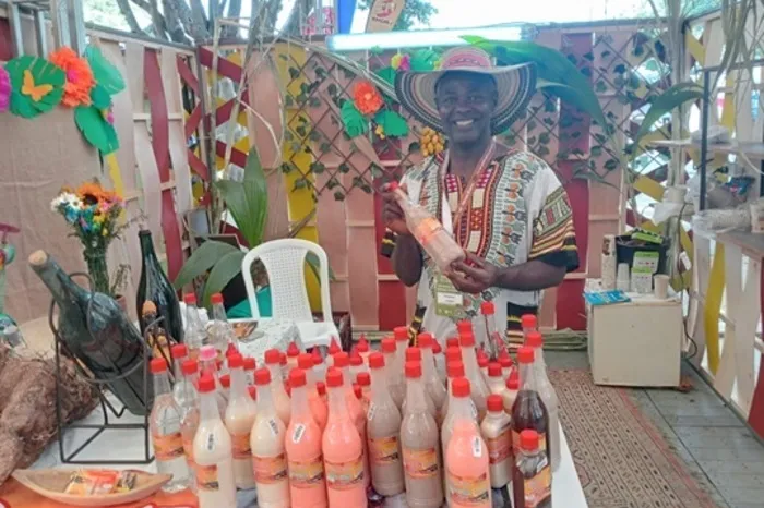 Don Jimmy, del stan 18, llamado Único del Pacifico: bebidas autóctonas, Festival de Música del Pacífico Petronio Álvarez 2024. Foto: Jessica Hurtado Carvajal. 