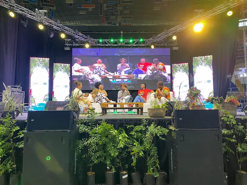 Panel Narrar el Pacífico: experiencias, ejemplos y preguntas sobre cómo narrar el Pacífico desde los medios de comunicación. De izquierda a derecha: Yamileth Cortés, Maio Rivas, Lali Fernando Riascos, Andreiza Anaya y Elver Rengifo Micolta. Foto: Sofía Londoño Galeano.