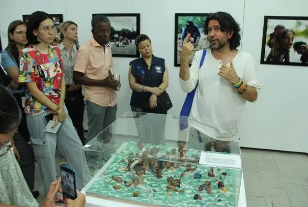 El artista Édgar Álvarez en la inauguración de la exposición. Foto: Universidad del Valle.