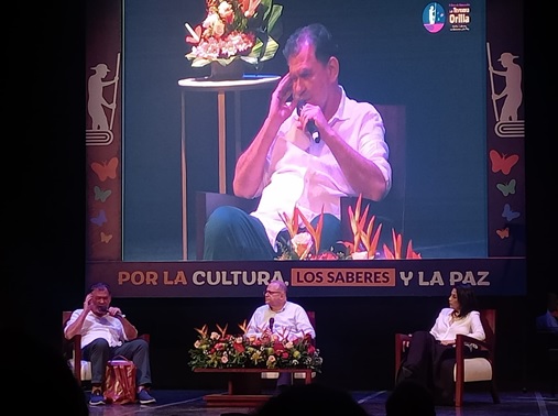 León Valencia, el padre Mauricio García Durán y Betsimar Sepúlveda. Foto: Jessica Hurtado Carvajal. 