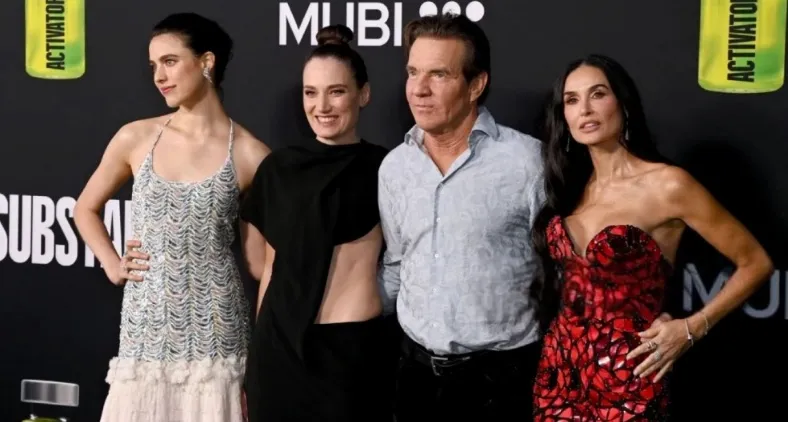 Margaret Qualley, Coralie Fargeat, Dennis Quaid y Demi Moore. Foto: harpersbazaar.mx 