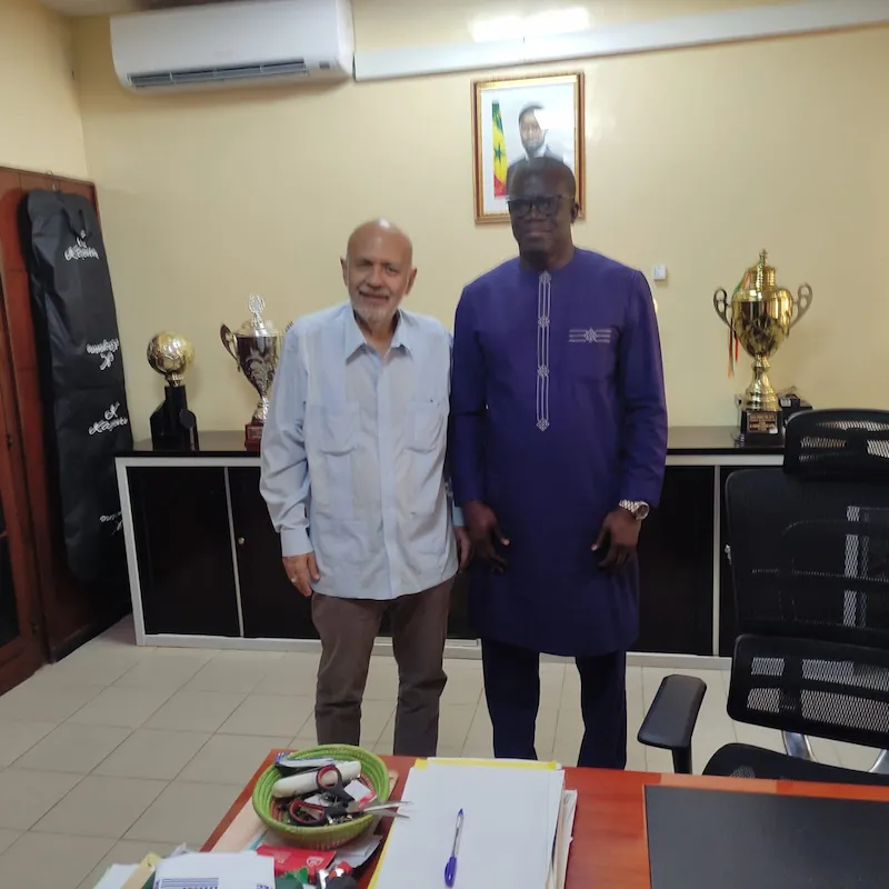 Darío Henao Restrepo, decano de la Facultad de Humanidades de la Universidad del Valle, en el despacho del decano de Ciencias Humanas de la Universidad de Dakar (UCAD), Alioune Badara Kandji, concretando el convenio de cooperación que firmarán los rectores de dichas universidades y del interés mutuo para tener relaciones entre las mencionadas facultades.   Foto: Centro Virtual Isaacs.