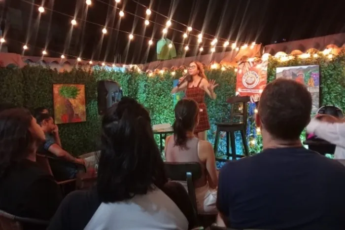 Valeria Flórez, fundadora del Jam poético y directora del colectivo Aquelarte, iniciando el ritual de apertura de la sesión. Foto: Jessica Hurtado Carvajal. 