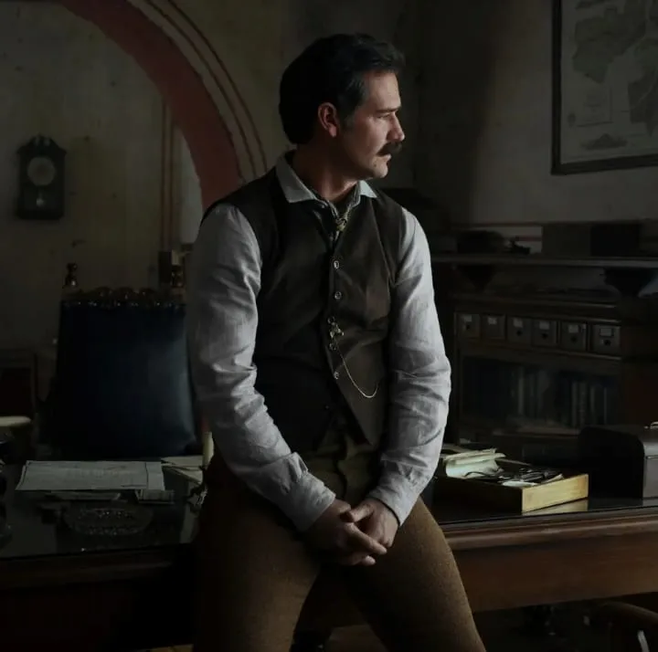 Manuel García-Rulfo interpretando a Pedro Páramo en la película de Netflix. Foto: Carlos Somonte/Netflix. 