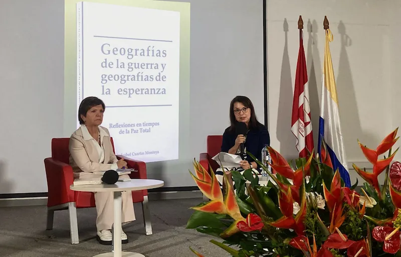 Gloria Cuartas Montoya y Alba Nubia Rodríguez Pizarro. Foto: Kelly Vanessa Bravo Salazar. 