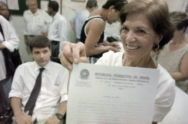 Eunice Paiva recibe el certificado de defunción de Rubens Paiva. Foto: Folha de S. Paulo. 