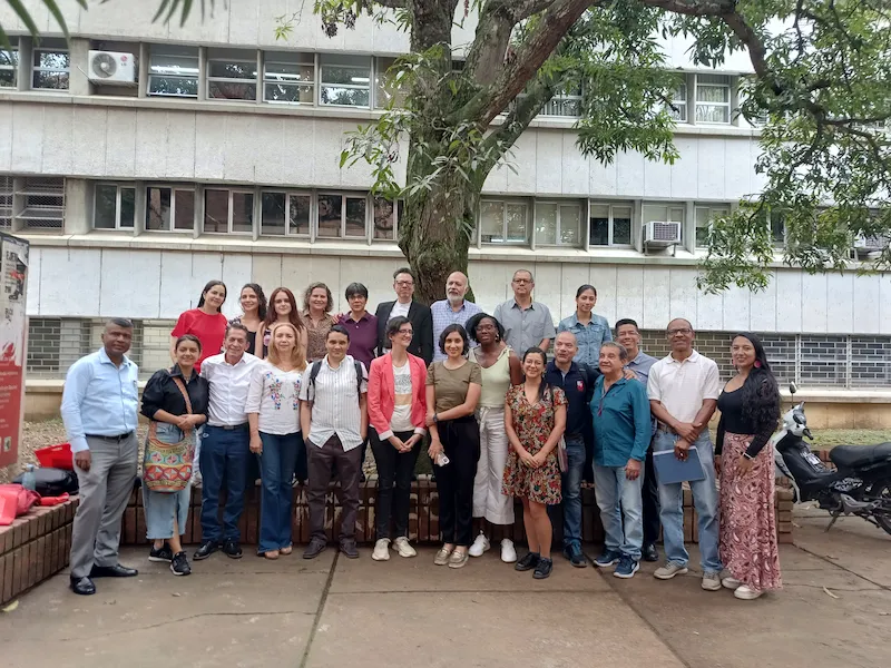 Juan David Correa Ulloa y Darío Henao Restrepo con profesores y estudiantes de pregrado y posgrado de la Universidad del Valle. Foto: Mariana López Valenzuela.