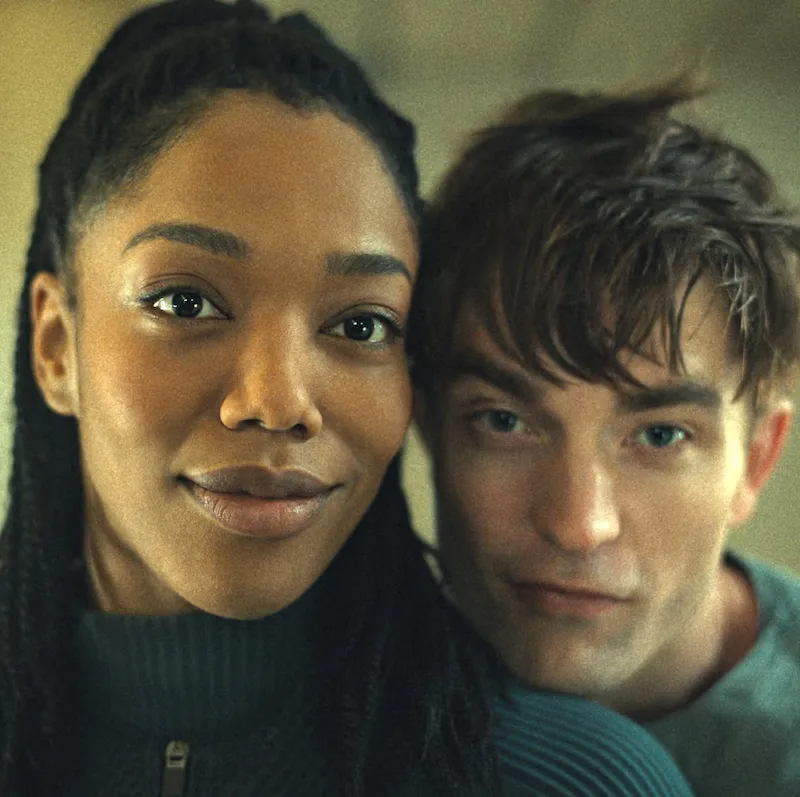 Robert Pattinson (Mickey Barnes) y Naomi Ackie (Nasha Barridge). Foto: Warner Bros Pictures.