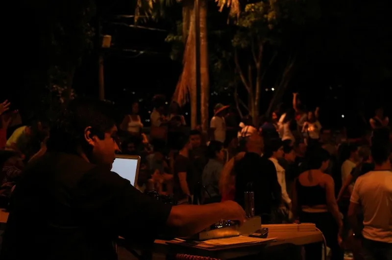 Erick Flores, boliviano de la comunidad de Aymara, fundador del TADI y quien también hace las veces de DJ. Foto: Danny Jordan Arcila.