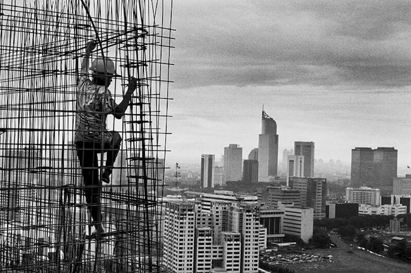 Construcción del complejo Rasuna en el distrito financiero y comercial Kuningan, Jakarta, Indoesia. 1996. Foto: Sebastião Salgado 
