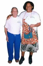 Ana Beiba, directora de la Fundación y hogar para el anciano abandonado, con uno de sus niños, como le llama a los adultos mayores beneficiarios de su gran obra. Foto: https://www.facebook. com/Fundacion-y-Hogar-para- el-Anciano-Abandonado- 122857801108284/