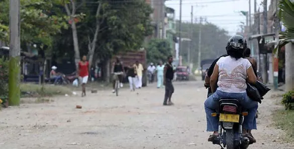 Las motos y las bicicletas son un medio de transporte alternativo muy usado en el Distrito de Aguablanca. Foto: http://www.elpais.com.co/