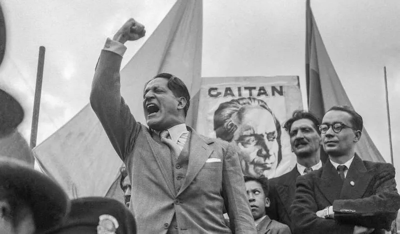 Jorge Eliécer Gaitán en un acto público. Foto que pasó a la historia como la imagen icónica del caudillo liberal. Foto: https://elpais.com
