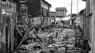 Al fondo las sábanas colgadas, y los niños creciendo entre la miseria - Foto: Periódico El País.