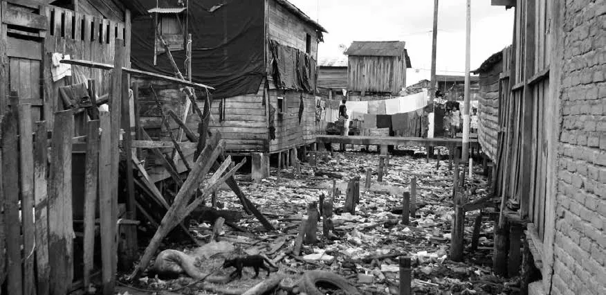 Al fondo las sábanas colgadas, y los niños creciendo entre la miseria - Foto: Periódico El País.