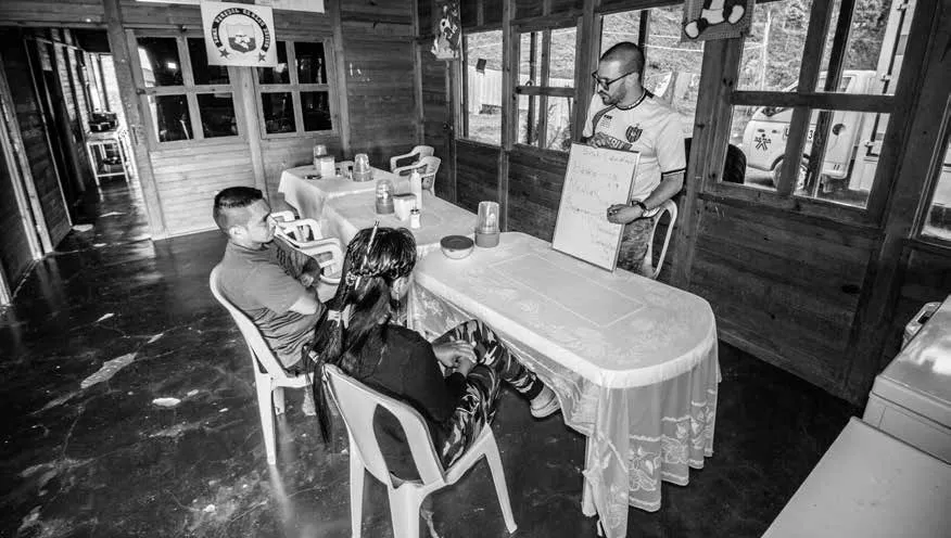 Lucas enseñando a sus compañeros.