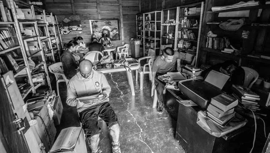 La guerrillerada estudiando para las Pruebas Saber 11.