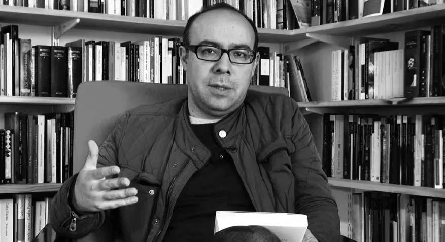 Ricardo Silva, fotografiado mientras explica por qué leer El Quijote de la Mancha - Foto: www.youtube.com