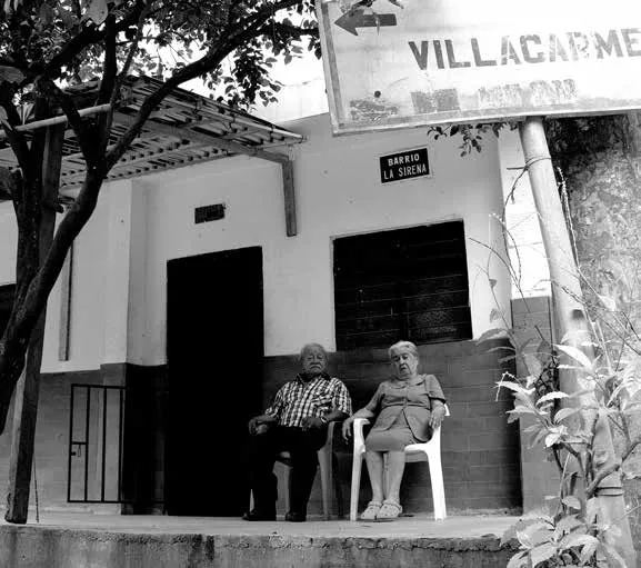 Manuel Antonio Pastusano y Filonila Mármol, primeros habitantes de La Sirena a finales de 1970.