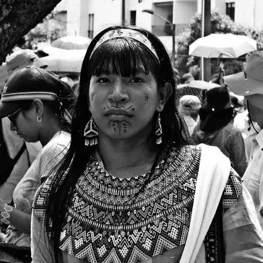 Indígena Embera del departamento de Caldas marchando.