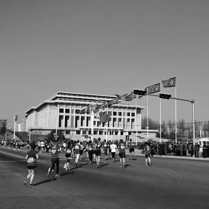 Maratonistas enfrentándose al asfalto de las calles de Pyongyang, capital de Corea del Norte - Fotos: Francesco Romagnoni.