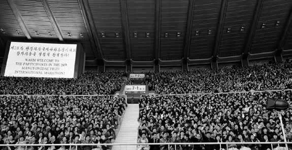 Recibimiento a los maratonistas en el estadio.