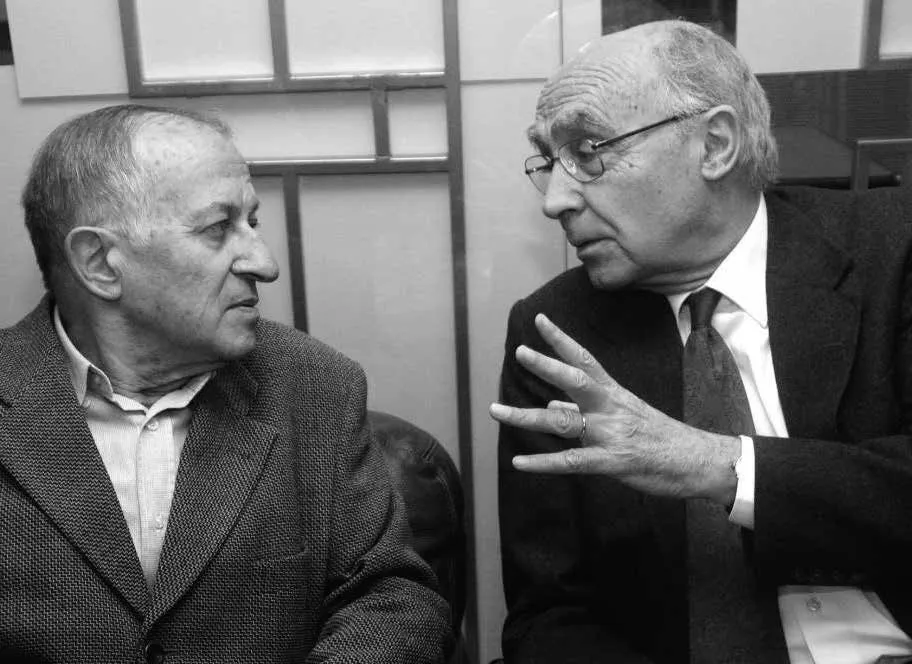 Juan Goytisolo (izquierda) y José Saramago (derecha), en el Salón del Libro en París - Foto: Daniel Mordzinski