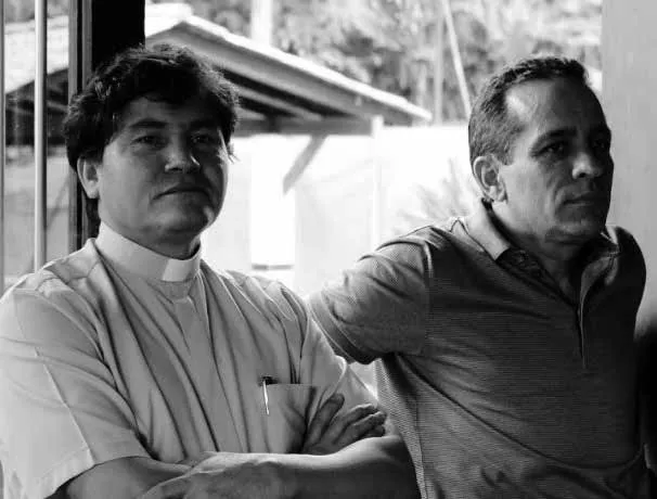 Padre Jhon Reina y el senador Alexander López