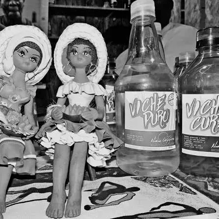 Viche puro y curao, combustible que encendió el frenesí de los asistentes del festival - Foto: Ana Lorena Tulcan