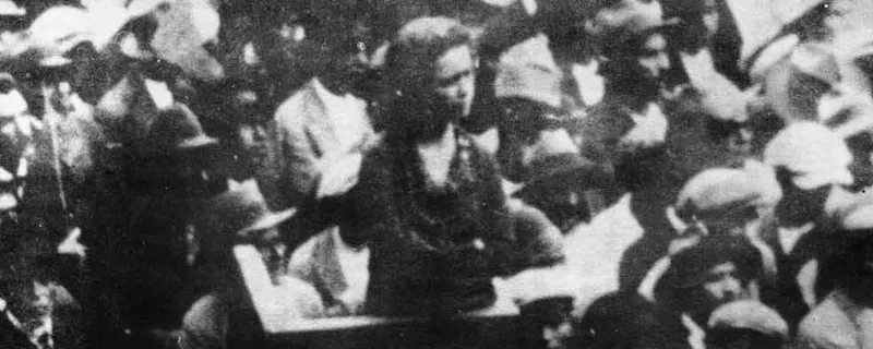 María Cano sobre una tarima rodeada de seguidores en un acto público. Fotografía publicada en “María Cano. El amanecer de la clase obrera” - Foto: www.elespectador.com