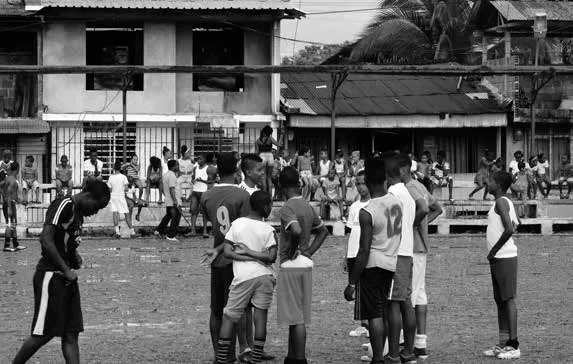 Niños jugando en el Festival de cometa veo mis sueños volar, organizado por las comunidades gestoras de paz de Buenaventura - Foto: http://fundescodes.org