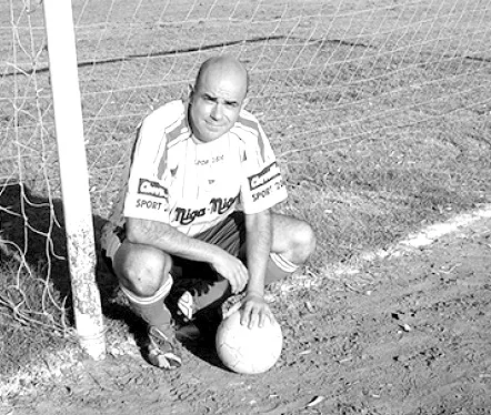 Eduardo Sacheri en el rito sabatino futbolero que conserva en el INTA de Castelar - Foto: http://www.elgrafico.com.ar
