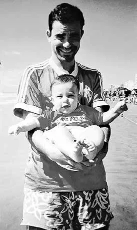 Eduardo Sacheri sosteniendo a su hijo Francisco - Foto: http://www.elgrafico.com.ar