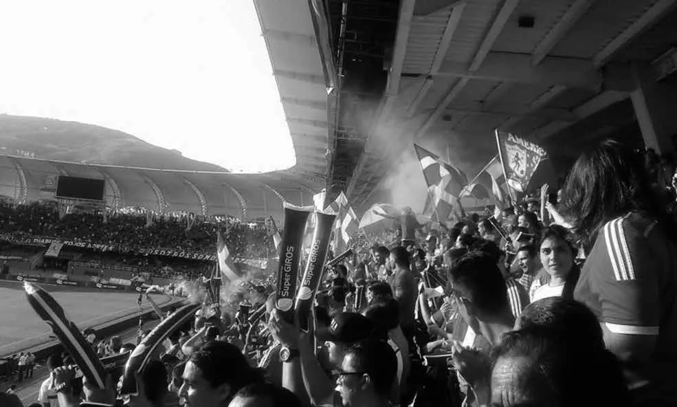 Fiesta roja en la tribuna Oriental - Foto: Julio César Pino Agudelo.