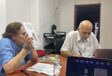 Darío Henao Restrepo junto a Carmiña Navia en una clase del doctorado en Humanidades. Septiembre de 2025, Universidad del Valle. Foto: Cortesía de Darío Henao Restrepo.