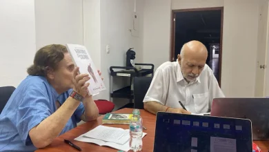 Darío Henao Restrepo junto a Carmiña Navia en una clase del doctorado en Humanidades. Septiembre de 2025, Universidad del Valle. Foto: Cortesía de Darío Henao Restrepo.