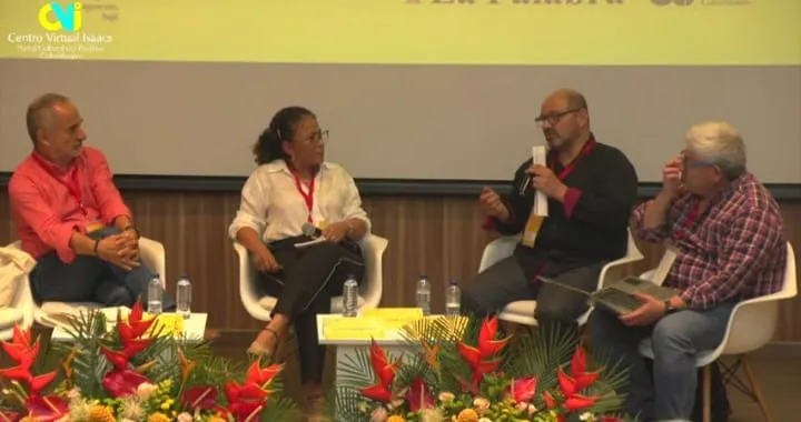 De izquierda a derecha: César Valencia Solanilla, Adelaida Fernández, Gustavo Aragón y Ethan Tejada. Foto: Centro Virtual Isaacs.