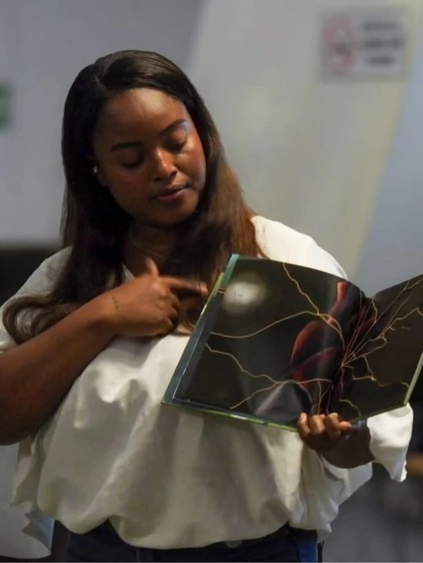 Lina MaríaMosquera en la presentación de su libro Ventarrón en la Biblioteca del Deporte y la Recreación. Foto: Tomada del Instagram de la Biblioteca del Deporte y la Recreación.
